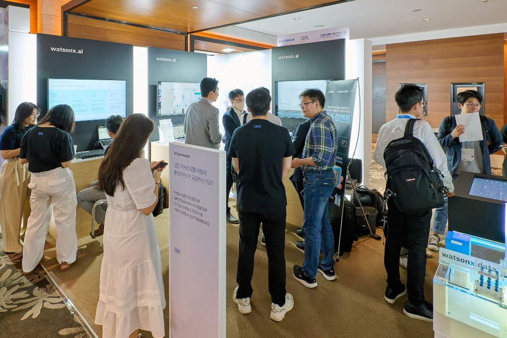 [사진자료2] IBM 테크 서밋 서울 2023 컨퍼런스 전시 부스.jpg