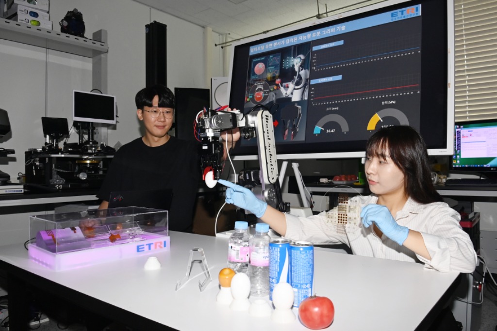 3. ETRI 연구진이 멀티 모달 유연 센서가 집적된 지능형 로봇 그리퍼 기술로 달걀을 잡는 실험하는 모습1.JPG