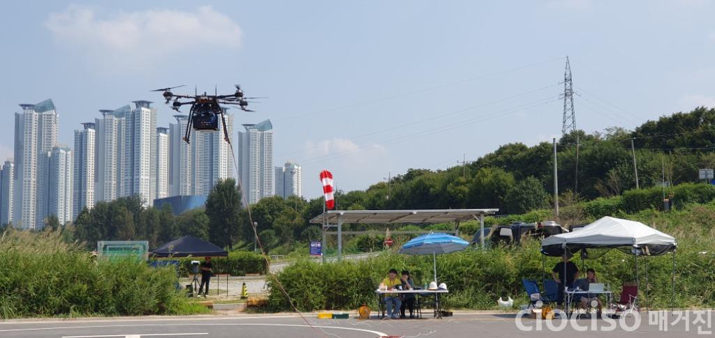 2. 고흥 드론센터에서 Multi-Drone 비행 및 통신을 시험하는 모습(공중 이동체 기반 비지상 5G 통신 인프라 기술).jpg