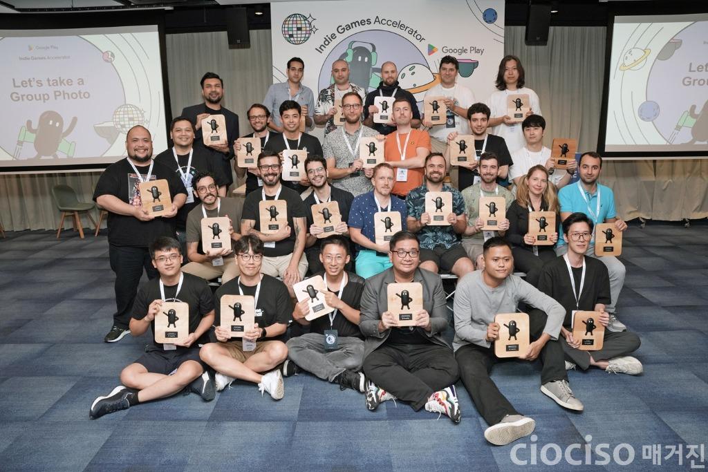 [사진] 2022 인디 게임 액셀러레이터 프로그램 참여 개발사들이 졸업식 기념촬영을 하고 있다.jpg